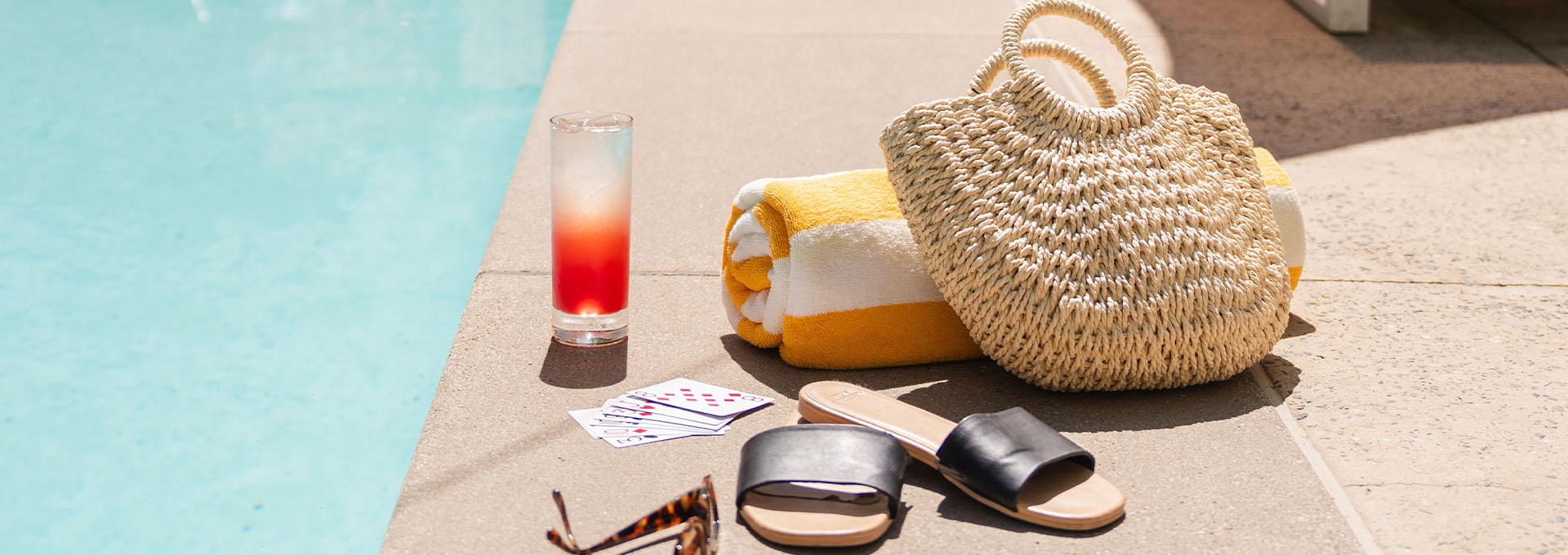 Planifica tu viaje A refreshing summer scene by the pool with a colorful drink, beach essentials, and stylish accessories in Healdsburg, California.
